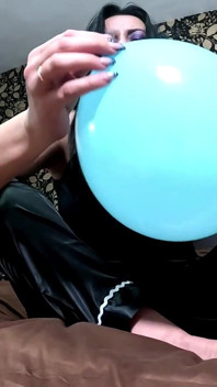 Satynowy balon piżamy fetysz dokuczanie, paznokcie i balon na bosa