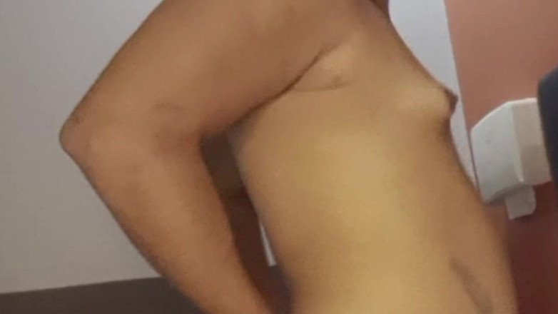 Ladyboy69: Красивая молодая девушка-транс скачет на члене замужнего гетеро-мужика