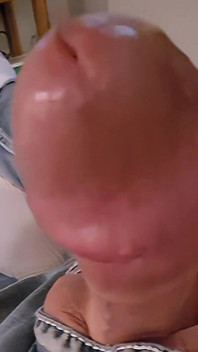 Großer schwanz wächst für einen großen cumshot