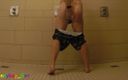 Funny boy Ger: Pissen, waschen, wichsen und in einem echten öffentlichen duschbad kommen (zweites sperma...