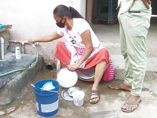 Your Soniya: Hintli üvey kız kardeş Sonia bulaşıkları temizliyor ve yarağıma binmeye başladı