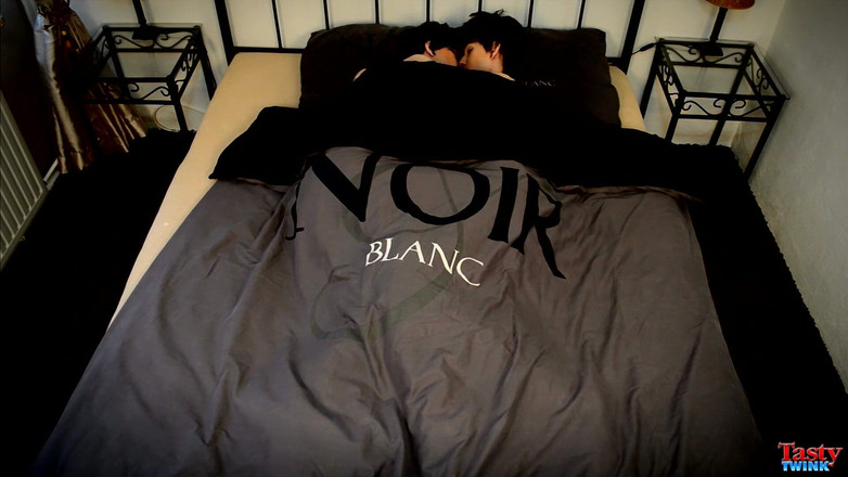 Tasty Twink: Zakar bersama melancap untuk sarapan pagi!