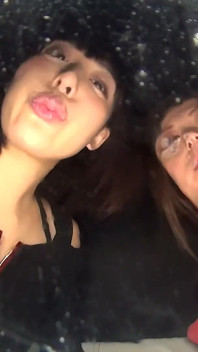 La saliva dei baci lesbici di yua Nanami e Tsubaki Kato gocciola sul tuo viso