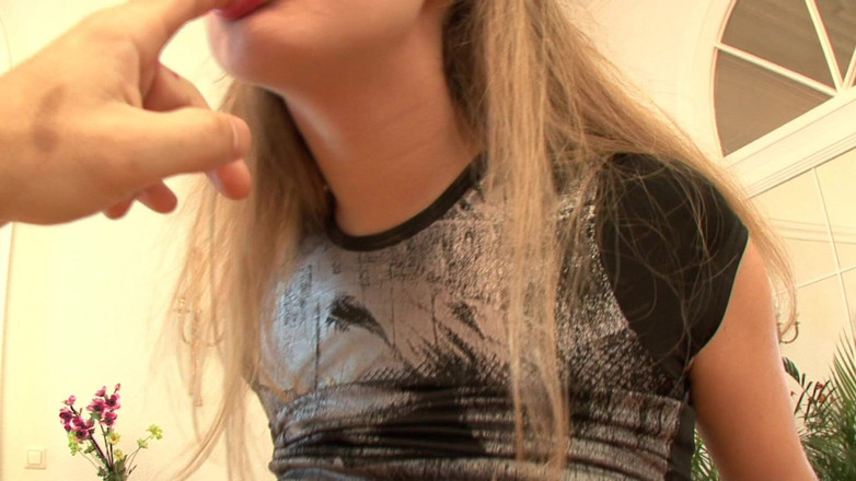 European fresh porn: Минет на коленях завершен с камшотом во рту