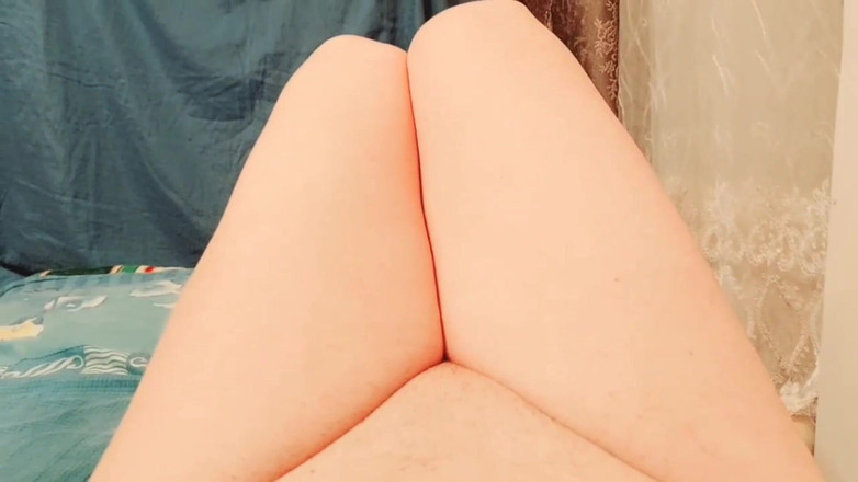 Kitty_Cross: Nádherná Femboy, která nosí hedvábný slip pod teplými světly