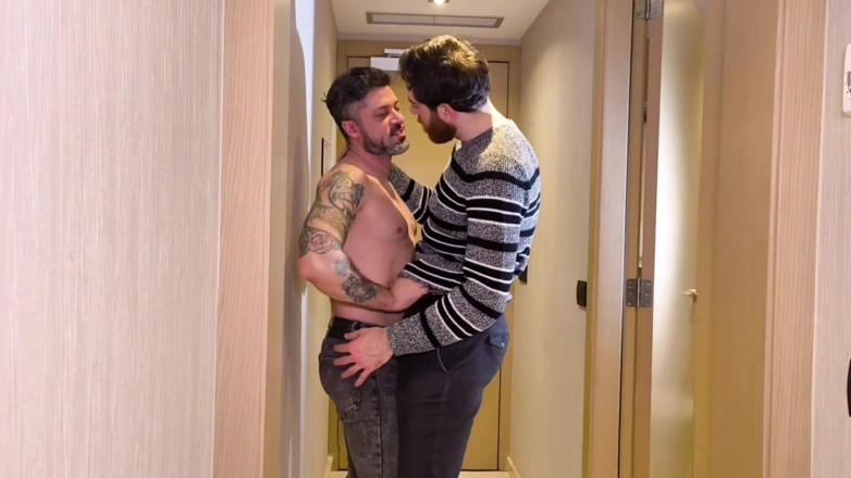 Hairy Otter: Lontra pelosa e tommy Cray - divertimento in camera d'hotel - parte 1