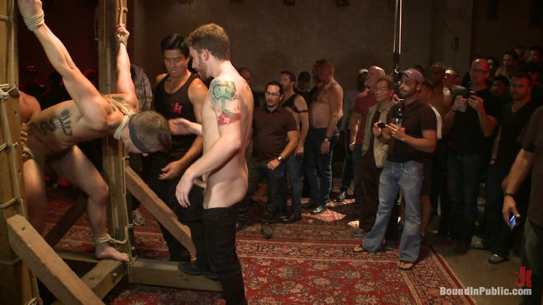 Bound in public: Un beau morceau se fait baiser par 100 mecs excités pendant...