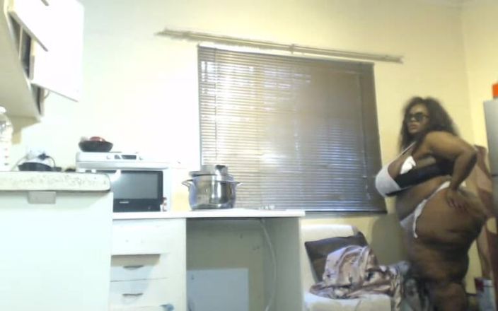 Legendary Booty Overdose: Afrikaanse stiefmoeder striptease en masturbeert bij then kitchen