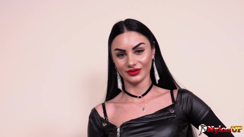 FootFetish Girls With Sex Toys and Nylons: Завораживающе красивую богиню Ambra любит не до оргазма кончить тебе
