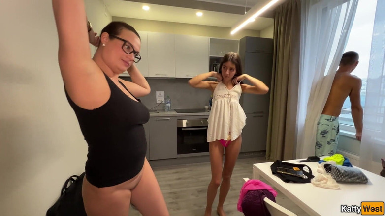 Katty West: Sexy máma olizuje a myje kundičku nevlastní dceru ve sprše