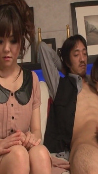 Scenă asiatică cu pizdă strâmtă - 2_threesome cu două fete japoneze cu țâțe mici care doresc să împartă sperma