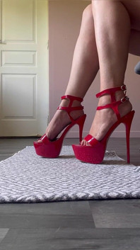 Te ignor în timpul unui spectacol, ignor camera văzută pe tocurile mele stiletto.