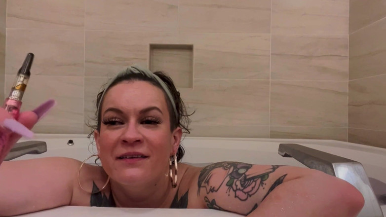 Quinn Marie: Tätowierte PAWG spielt in der Wanne und vapes