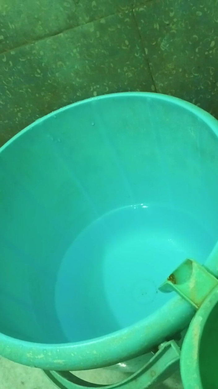 RAHUL ROY: Une indienne indienne pisse et montre sa chatte rose