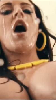 Brit Sophie Dee นมใหญ่เต็มไปด้วยน้ําเงี่ยน!