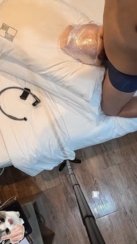 Sólo šukání hračkou na hotelové posteli