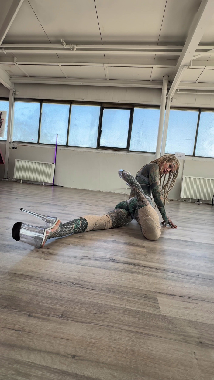 Anuskatzz: Líbí se ti můj tanec? Sledujte mě pro více