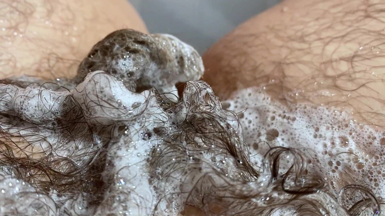 Brooke Casey: Je me lave la chatte dans la baignoire
