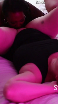 Cammie and Dees lesbiska anslutning kraschas av Mike för en trekant
