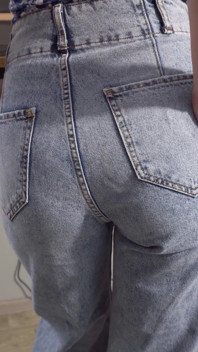 Mamuśka sekretarka w High Weist Jeans dokucza jej ładny tyłek