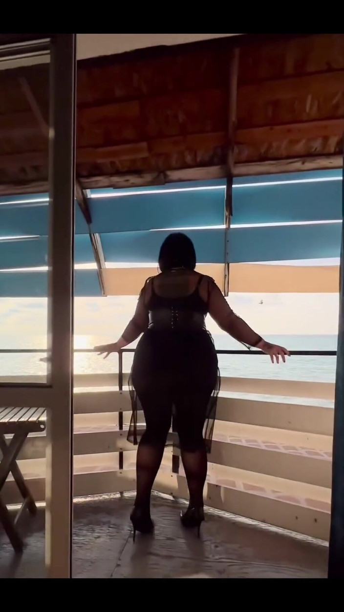 KarmenMilf: 해변에서 좋은 아침