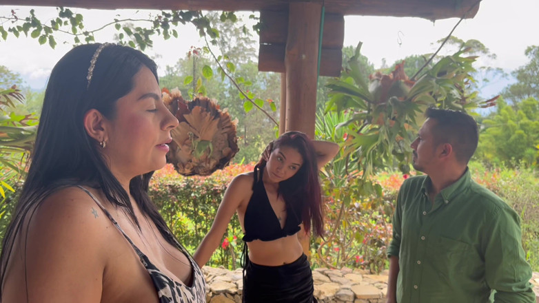 MelaniRincon: 怀孕的房地产经纪人是一个婊子，操他们两个