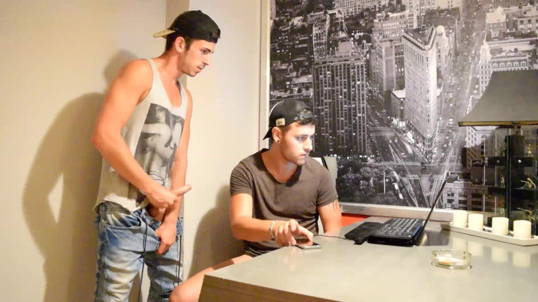 Carlos and Hector: Ich erwischte ihn beim Wichsen und brach ihm den Arsch