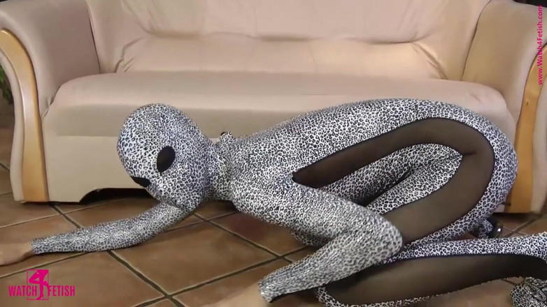 ZentaiDolls: Striptease grozavă într-un costum de pisică zentai