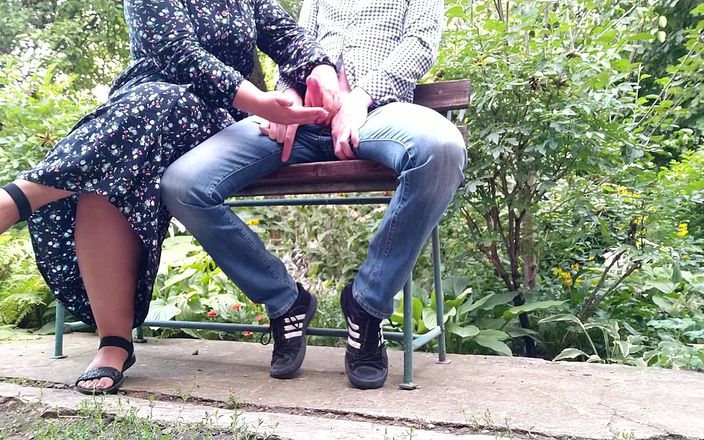 Our Fetish Life: Ngocok kontol di luar ruangan di taman