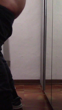 La milf con hermosas piernas y pantimedias planchas y es tocada y follada