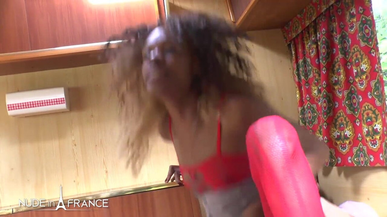 Nude in France: 美しい黒人のスラットがキャラバンで尻を突かれ、膣を精液にされる