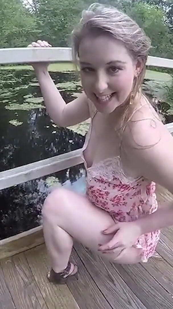 Sunny Lane: Awek sebelah Sunny Lane bermain di alam semula jadi!