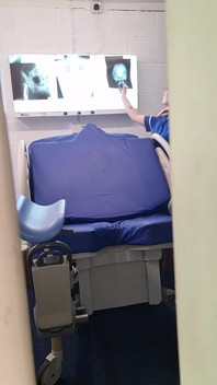 Jururawat nakal menangkap awak mengintip dan menjemput awak untuk mengongkeknya