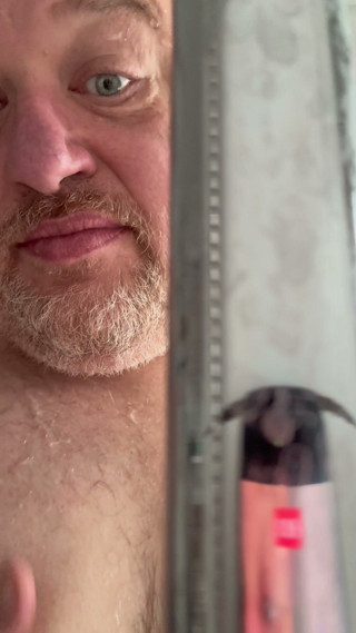 BigBearFrankfurt: Quick Stop in the Shower