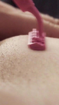 Mencukur dan menyentuh memek romantis slow-motion