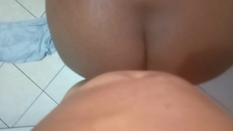 Izak: Ho leccato la figa della bruna sexy a quattro zampe