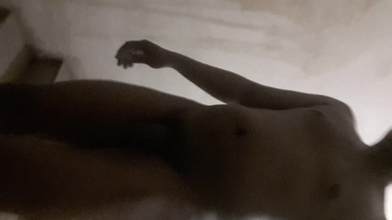 Indianexhib: Caminata desnuda exhibicionista en el pasillo del apartamento y el área...