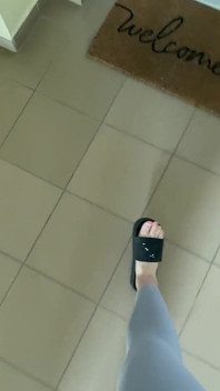 Punto de vista: el sonido de las chanclas cuando camina en polainas grises
