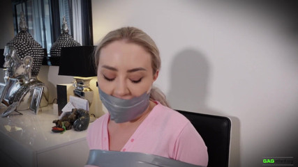 Gag Attack: Aubrey - Biurowa dziewczyna uwielbia niewolę