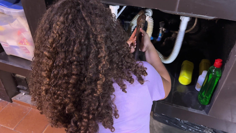 SugarPose: Instalator Clueless Cassandra Încearcă Să Fixeze Țevile