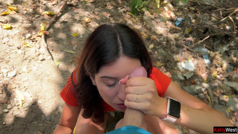 Katty West: Yüzünde bir yabancı ve çılgın bir atışla çalıların arasında halka açık yürüyüş