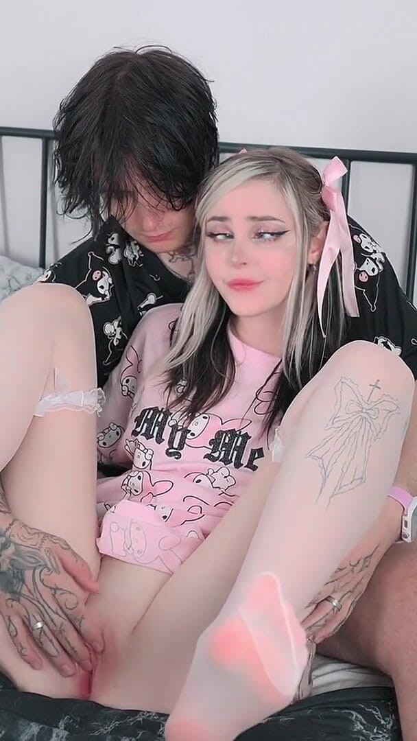 pinkloving: Sorellastra in calze bianche macina la figa bagnata poi cavalca...