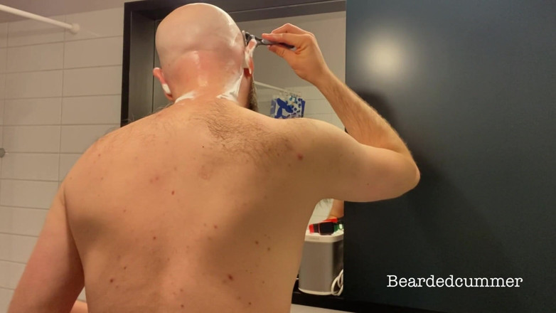 Beardedcummer: Papai urso depila a cabeça careca, sem porra