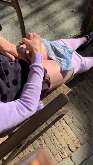 Louise: Stříkání v fialových legínách
