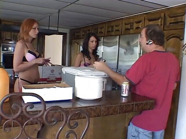 Girls Allowed: Ohromující krásky mají lesbickou zábavu v zákulisí