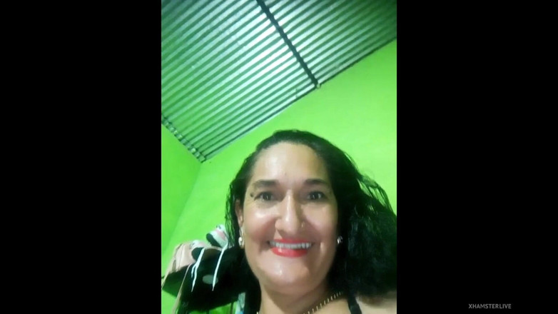 Anny Scorcia: 当我独自在家为我的 P2 情人自慰时，我会自慰我的屁股