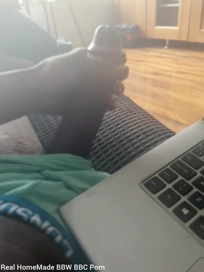 Big black cock BBCee: Hlazení mého velkého černého ptáka sledování porna