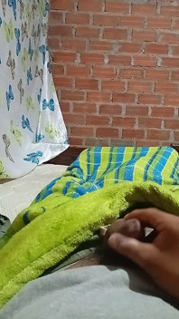 Mă masturbez singură în casa mea