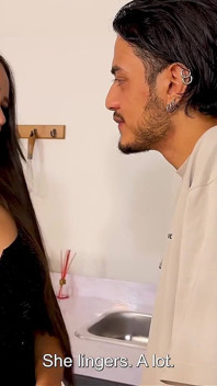 La bella bruna cavalca il grosso cazzo del fratellastro con la sua figa stretta in cucina