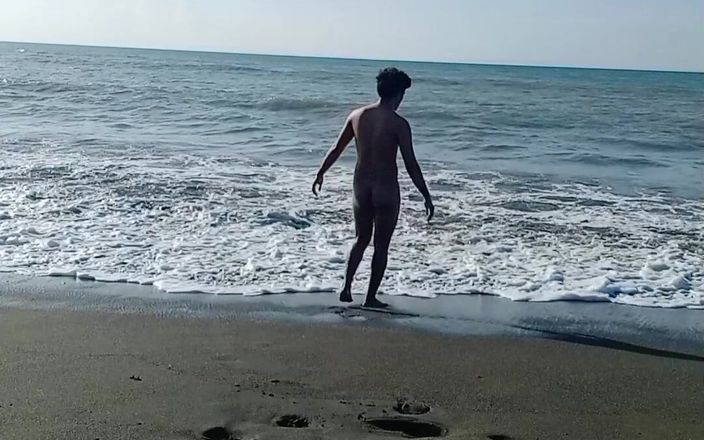 Rent A Gay Productions: Un adolescent asiatique sexy se fait éjaculer sur la plage
